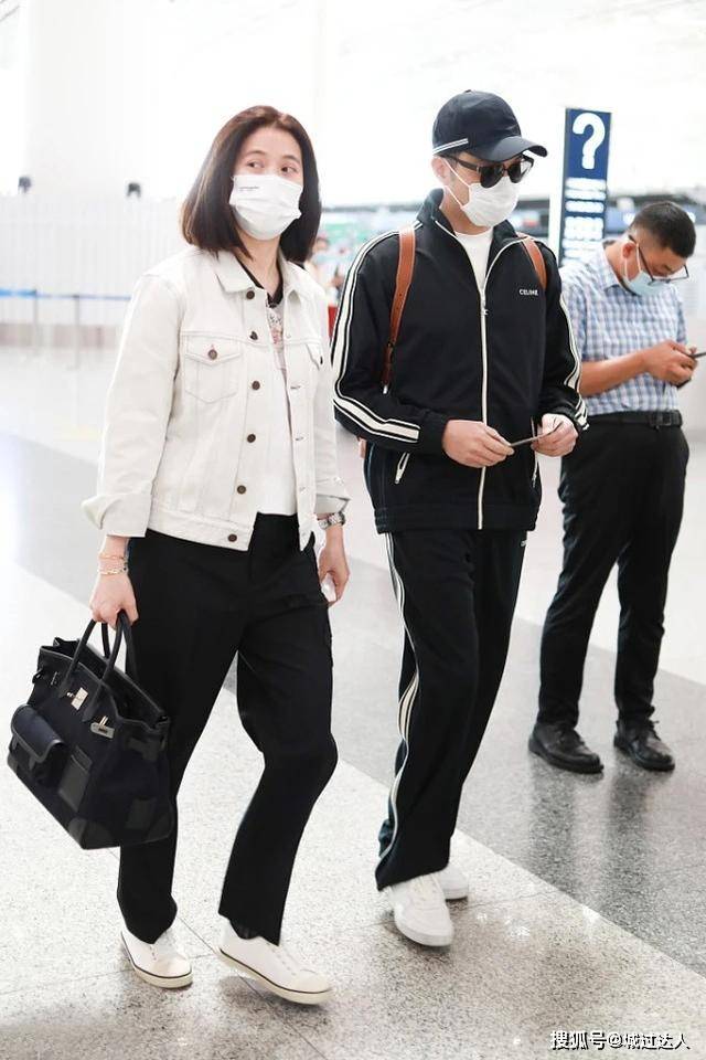 显得 50岁袁咏仪够青春，牛仔夹克+布鞋时髦减龄，身旁的张智霖像学生