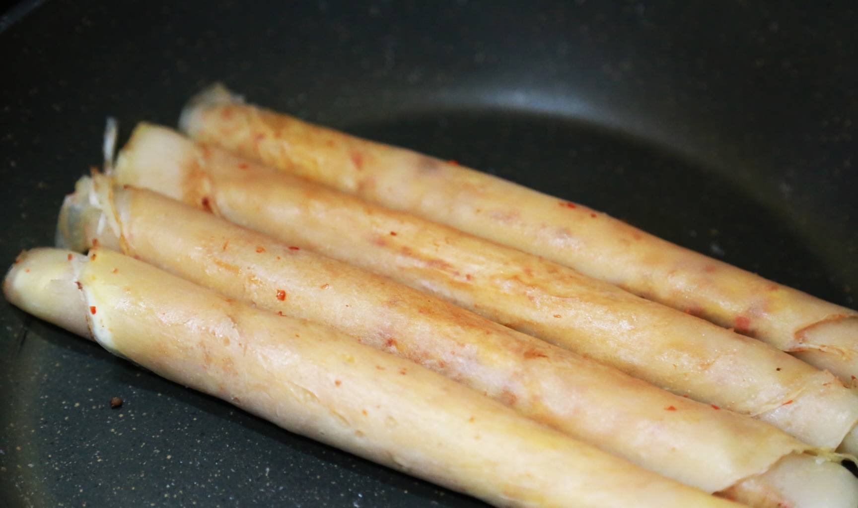 清水|早餐我家如此做,2个鸡蛋一碗面,搅一搅10分钟就上桌,好吃筋道