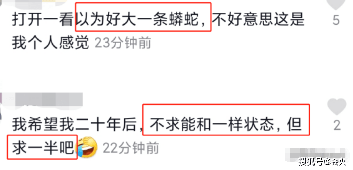 网友51岁钟丽缇和老公机场被拍！穿粉色裤子造型夸张，亲密靠老公肩上