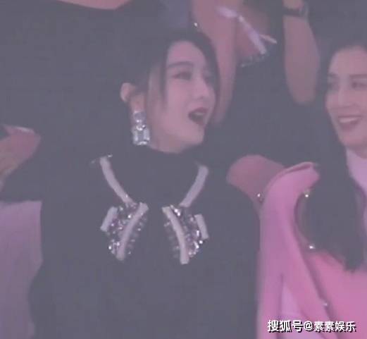 郭碧婷 向太带郭碧婷看时尚秀，让出C位给儿媳妇，众多明星一起捧场