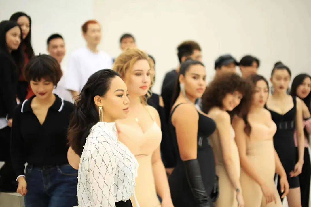 内衣 为什么时髦女孩都爱围密WAISTMEUP?