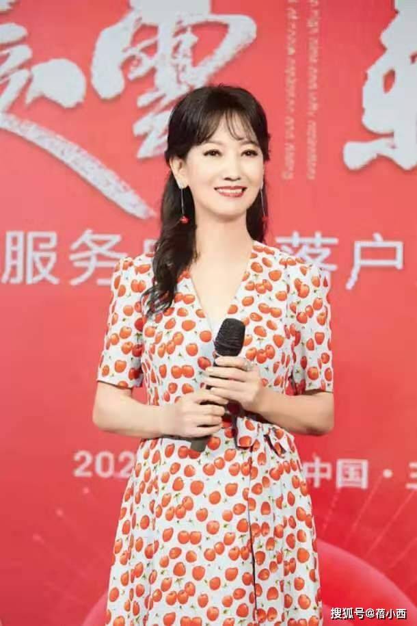 颜色 赵雅芝真是不服老,穿“樱桃连衣裙”腰细腿长好减龄,真有66岁?
