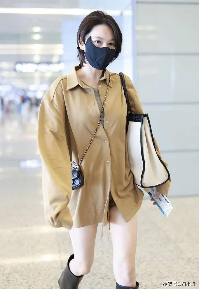 美眉 张馨予身材绝了！穿卡其色衬衫大玩“下衣失踪”，搭配长靴真时髦