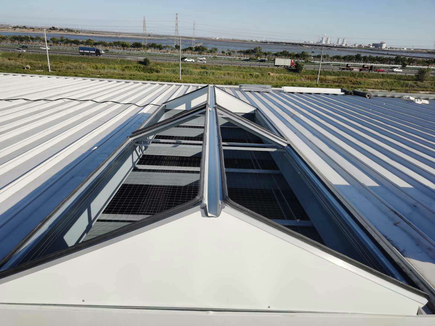 工业厂房排烟通风天窗安装到基座前需要考虑哪些因素?