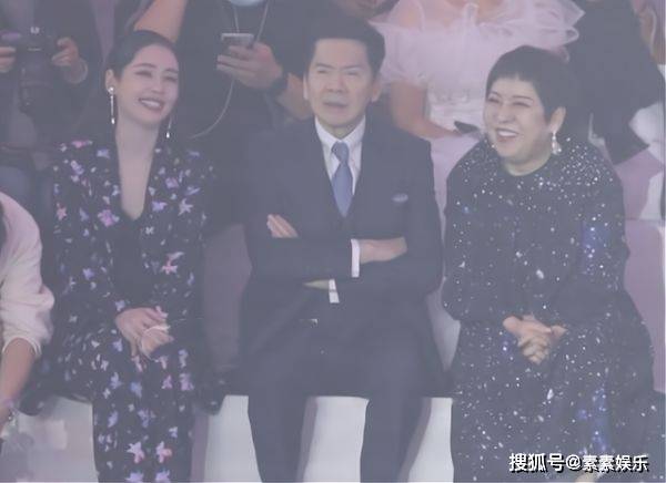 郭碧婷 向太带郭碧婷看时尚秀，让出C位给儿媳妇，众多明星一起捧场