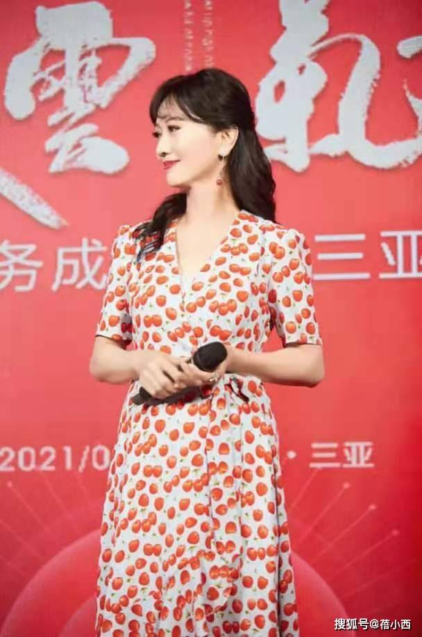 颜色 赵雅芝真是不服老,穿“樱桃连衣裙”腰细腿长好减龄,真有66岁?