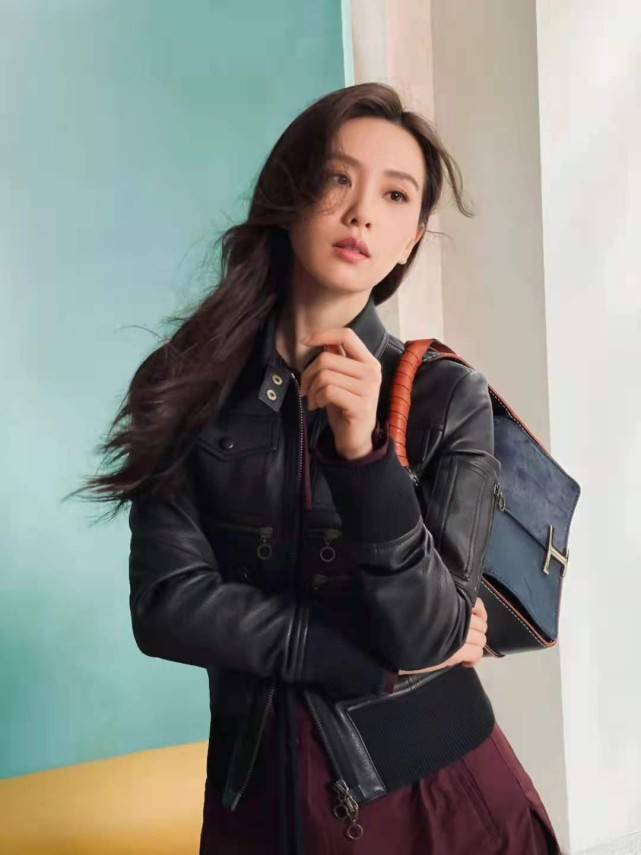 更让人 刘诗诗“不务正业”更让人惊艳！穿皮衣汉子坐姿帅一脸，超有魅力