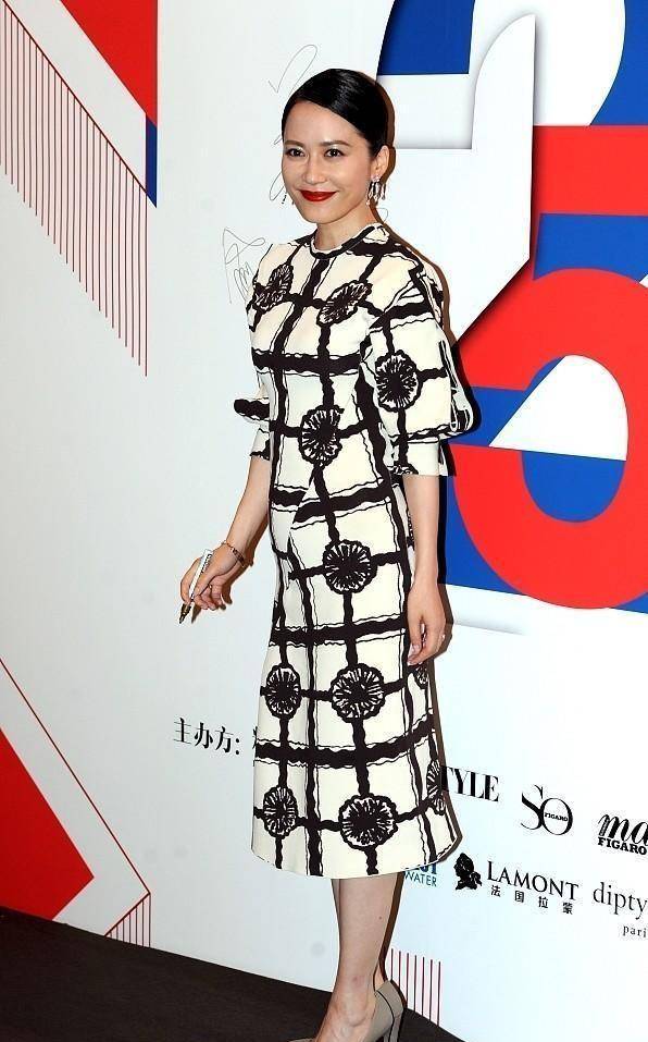 显得 俞飞鸿真的很高级，穿的裙子也很优雅，一点都不装嫩