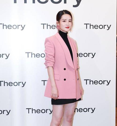 带着 学昆曲出身的李沁气质真好，休闲穿搭好时尚，举手投足都是魅力