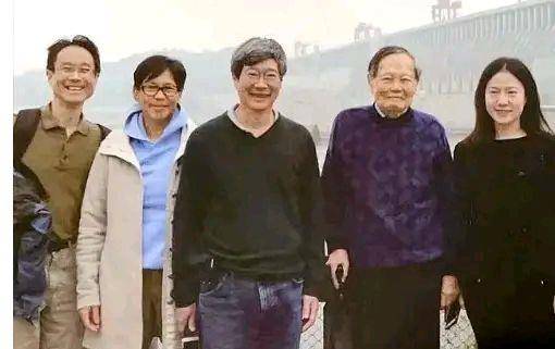 翁帆与杨振宁儿女合照首曝光!一家5口笑容满面,其乐融融_杨教授