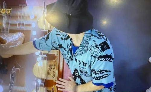 戴几 陈小春一件衣服穿5年,戴的手表2000块,大湾区的哥哥好持家