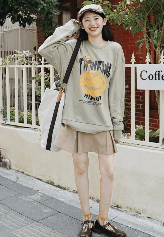 卫衣 卫衣下面别总搭牛仔裤，试试半裙更温柔， 青春时尚还显腿长！