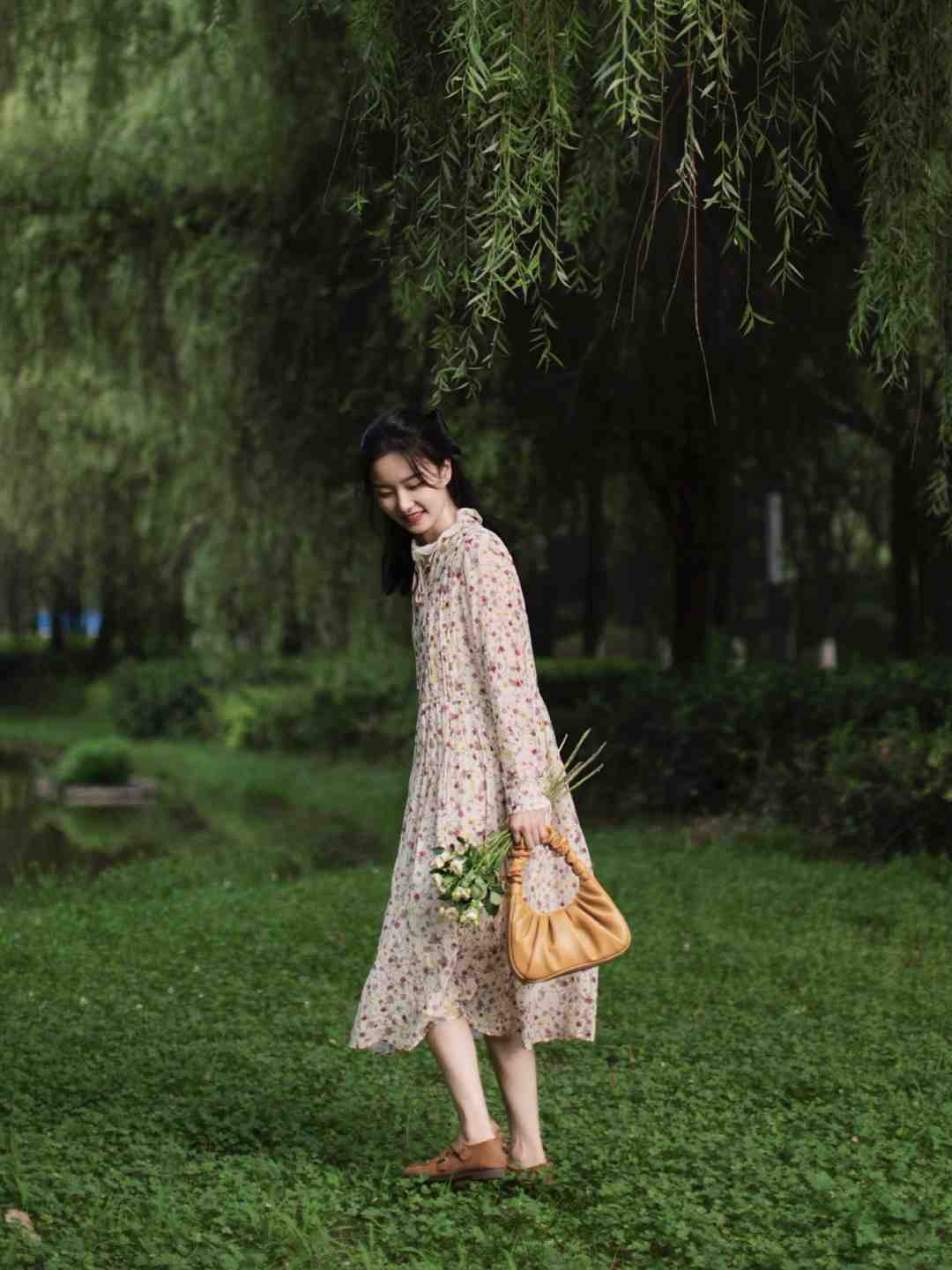 整体 秋天这样穿“碎花裙”高级又洋气，清新减龄又温柔，让你气质翻倍