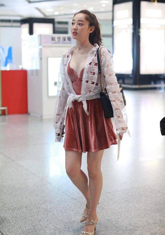 内衣 吴宣仪继“内衣外穿”后，又挑战“内衣裙”，是要走性感路线了？