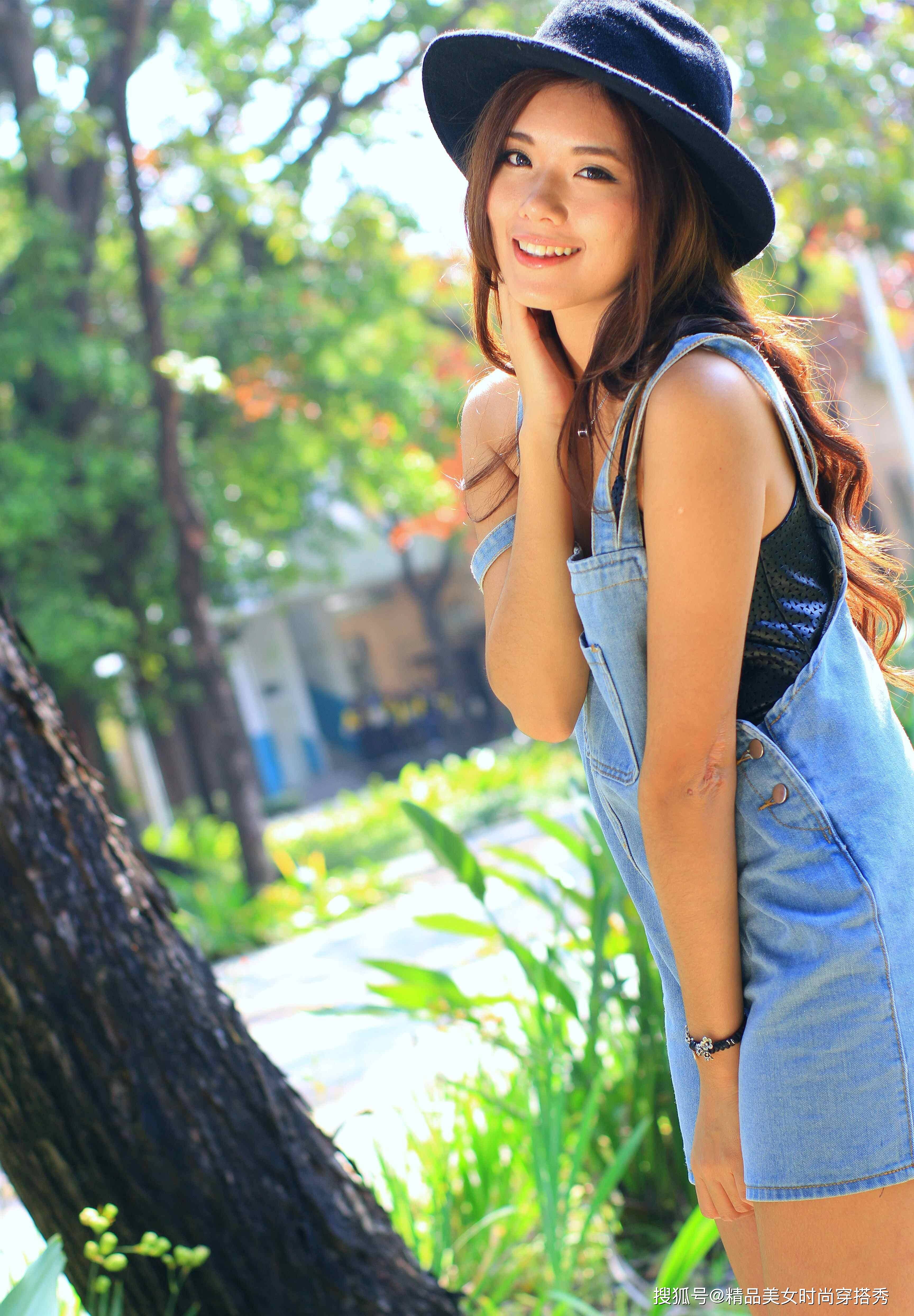 漂亮 浅色的牛仔吊带裙休闲又减龄，内搭一件吊带背心简约个性