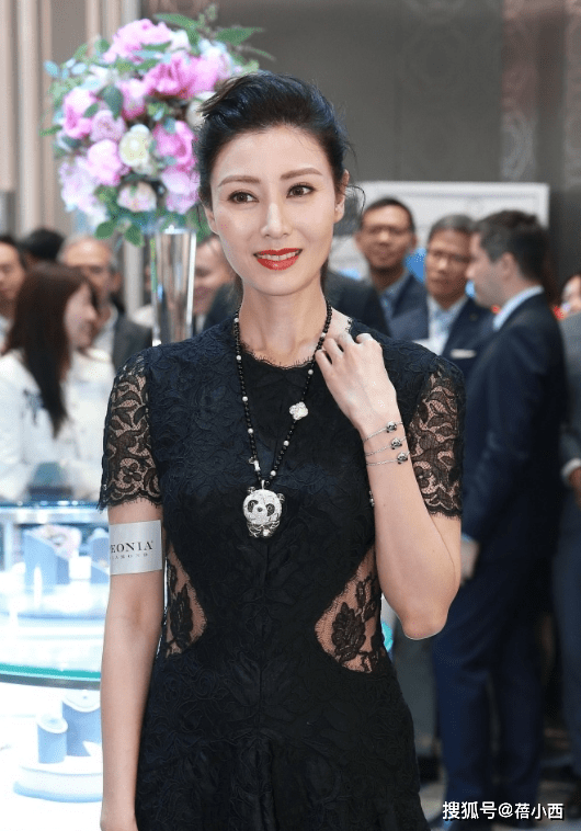 黑色 51岁李嘉欣越老越敢穿，穿蕾丝裙腰间挖“2洞”，转身瞬间更迷人