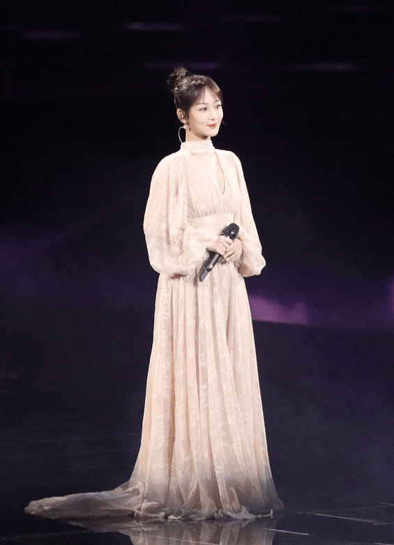 都能 杨紫这妆容看着挺不适合她的，感觉眉毛太细了，可配长裙还挺美