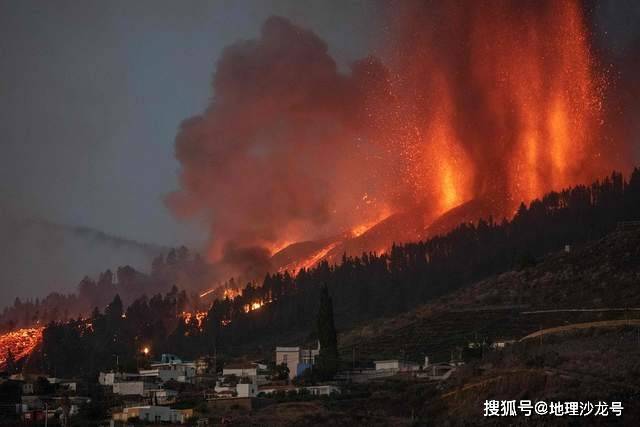 板块|拉帕尔马岛火山喷发，火山灰进入大气层，不过尚未到达平流层高度