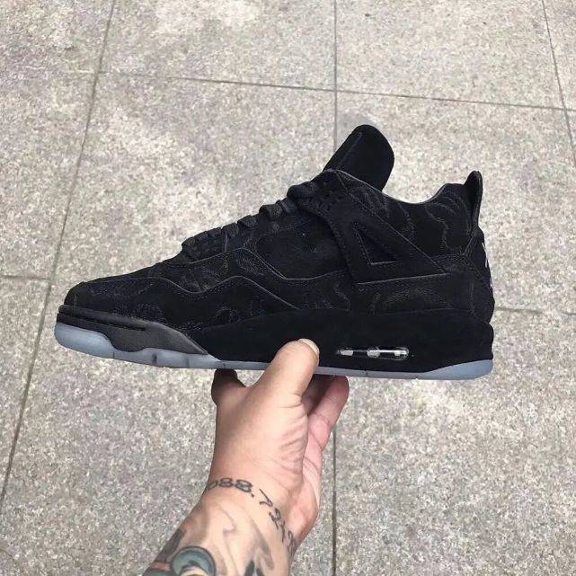 Brand主理人辟谣？KAWS x AJ4新联名Sample被曝光，只蹭蹭不发售？