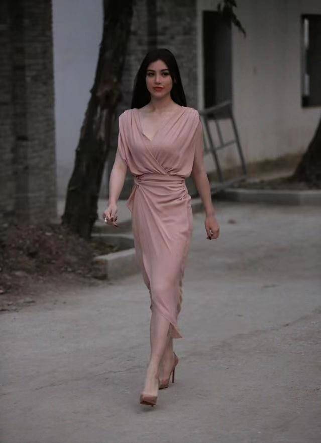 长发 葛天穿裸色长裙配齐肩长发,颇有“港风”女神范