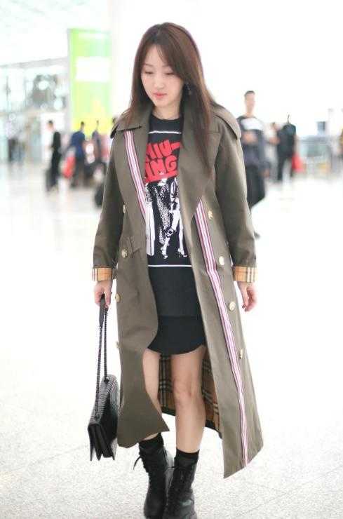 身材 杨钰莹真“不服老”,50岁穿风衣还玩下衣失踪,不说以为30岁