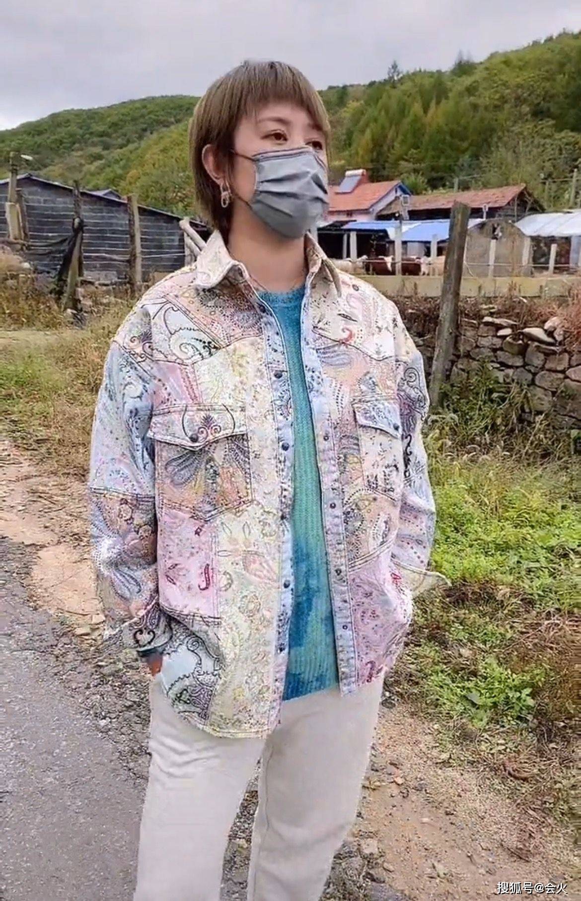 袜子39岁马丽上山游玩，因怕母亲脚痛互换鞋穿，高跟鞋配蓝袜造型辣眼