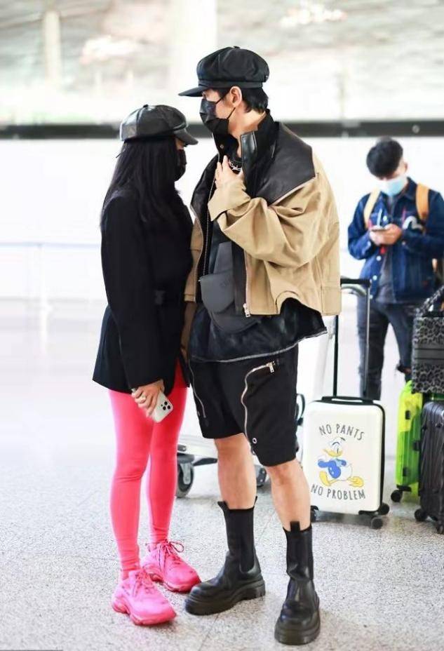 贝雷帽 钟丽缇两口子怎么了，老公短裤配女鞋看不懂，她穿红秋裤更夸张