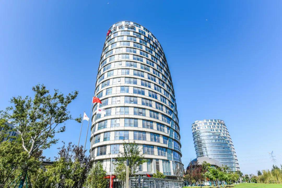 升国旗 迎国庆 点亮最美中国红_兴港