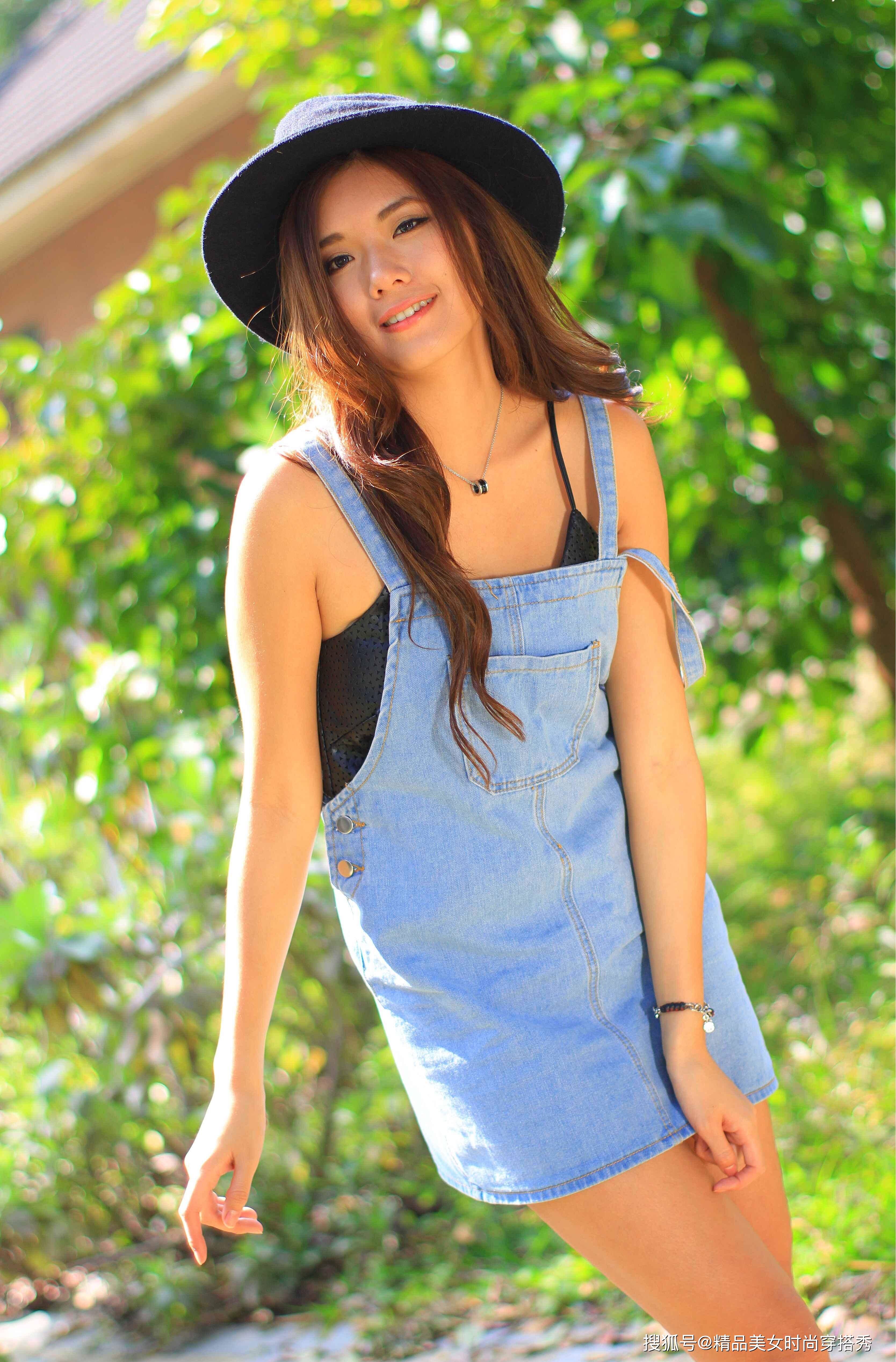 漂亮 浅色的牛仔吊带裙休闲又减龄，内搭一件吊带背心简约个性