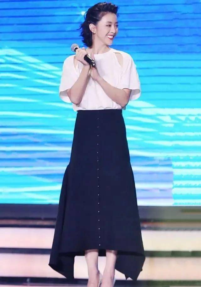 八卦爆料 黄小蕾罕见亮相，一袭青色印花旗袍裙古典知性，被她融合得很完美