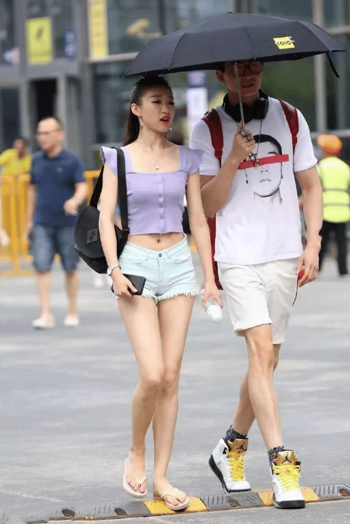 搞笑GIF趣圖：妹子和男友逛街竟然還穿拖鞋，被他發現你就尷尬了 搞笑整蠱 第1张