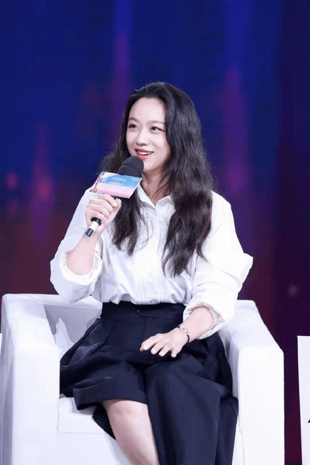 白下 汤唯婚后生活再曝光！5岁女儿回国后大变样，剪短发穿运动装太帅