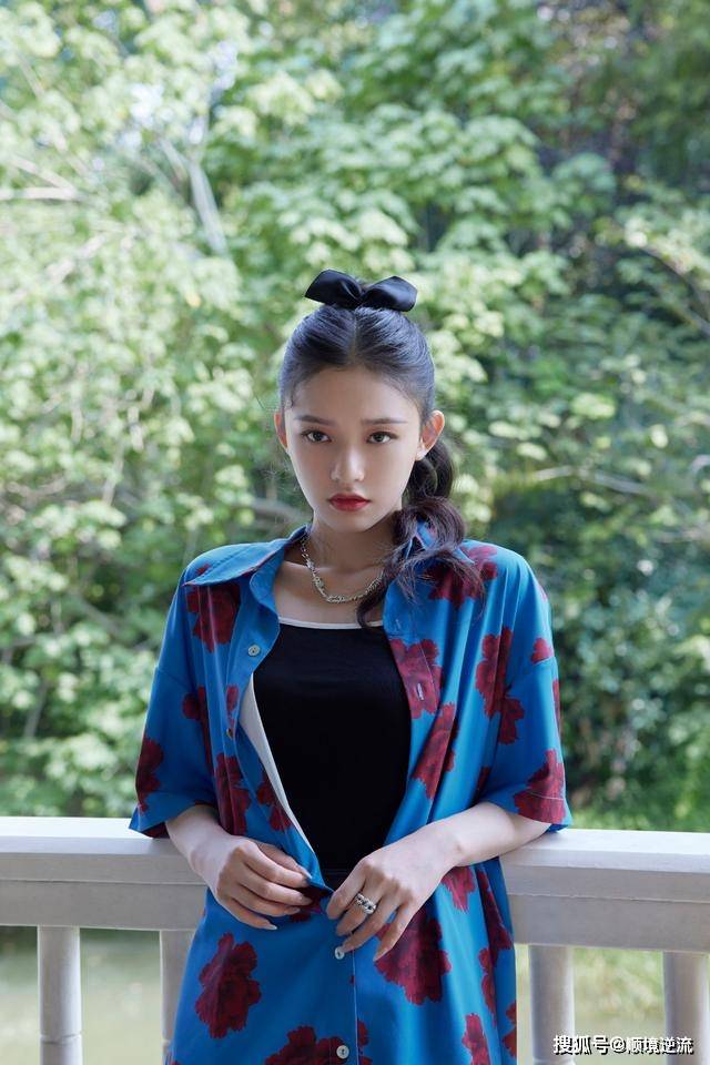 短裙 林允晒国庆出游照,穿花衬衫不但不土,配小短裙又纯又欲还吸睛