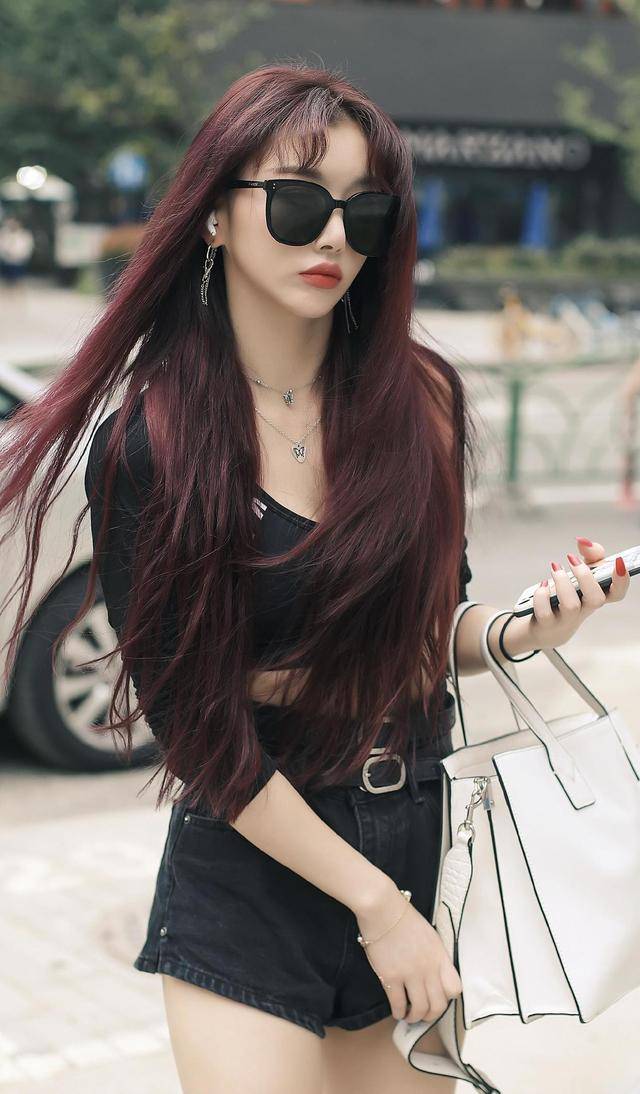 孔雪儿 孔雪儿气场全开,黑色上衣配短裤狂野霸气,干练酷炫太有魅力