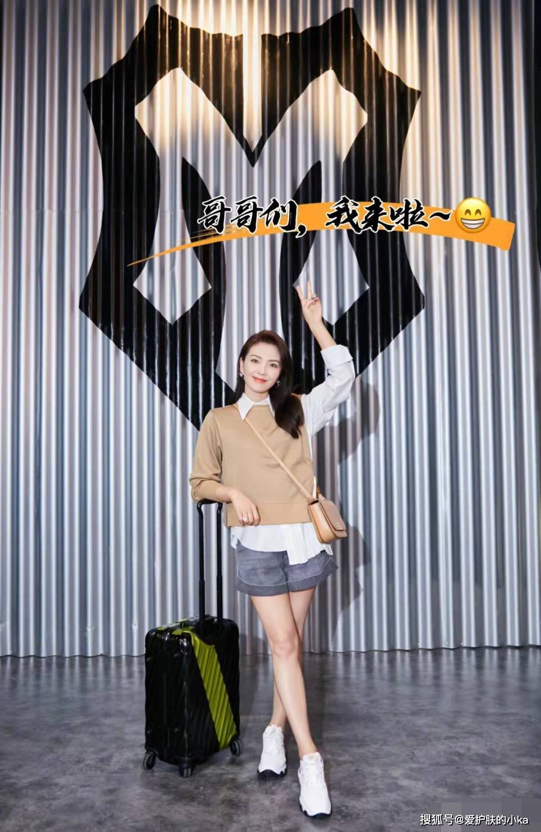 颜色 刘涛“酷姐”路线越走越顺，绿闪闪衬衫配上大佬坐姿，霸气有范