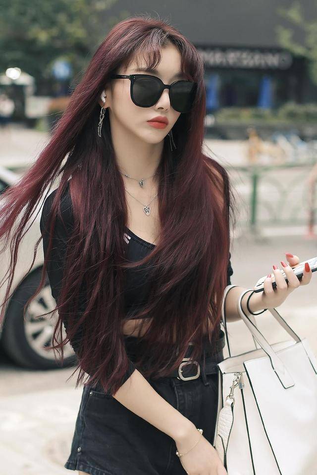 孔雪儿 孔雪儿气场全开,黑色上衣配短裤狂野霸气,干练酷炫太有魅力