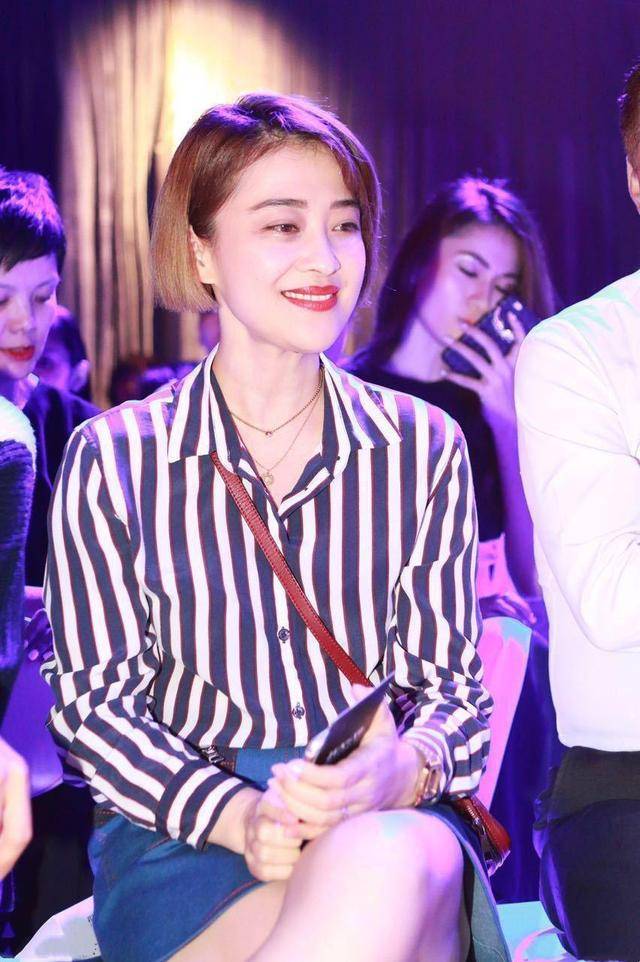 身材 梅婷真会装嫩，剪波波头搭配条纹衬衫少女感十足