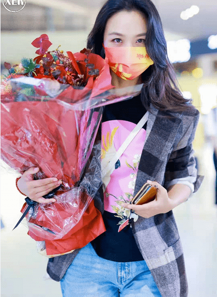 色彩 汤唯脱下礼服赶飞机!穿格纹西装戴中国红口罩心情大好,颜值绝了