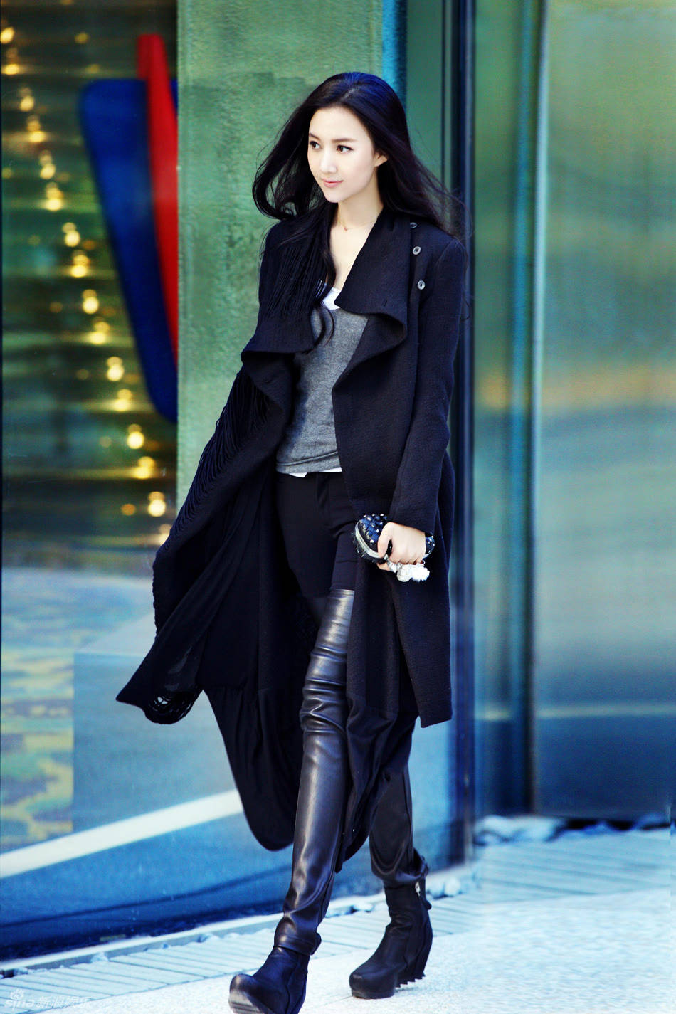 朱孝天 朱孝天老婆罕露面，穿T恤配百褶裙好娇俏，赖在老公怀里撒娇真甜