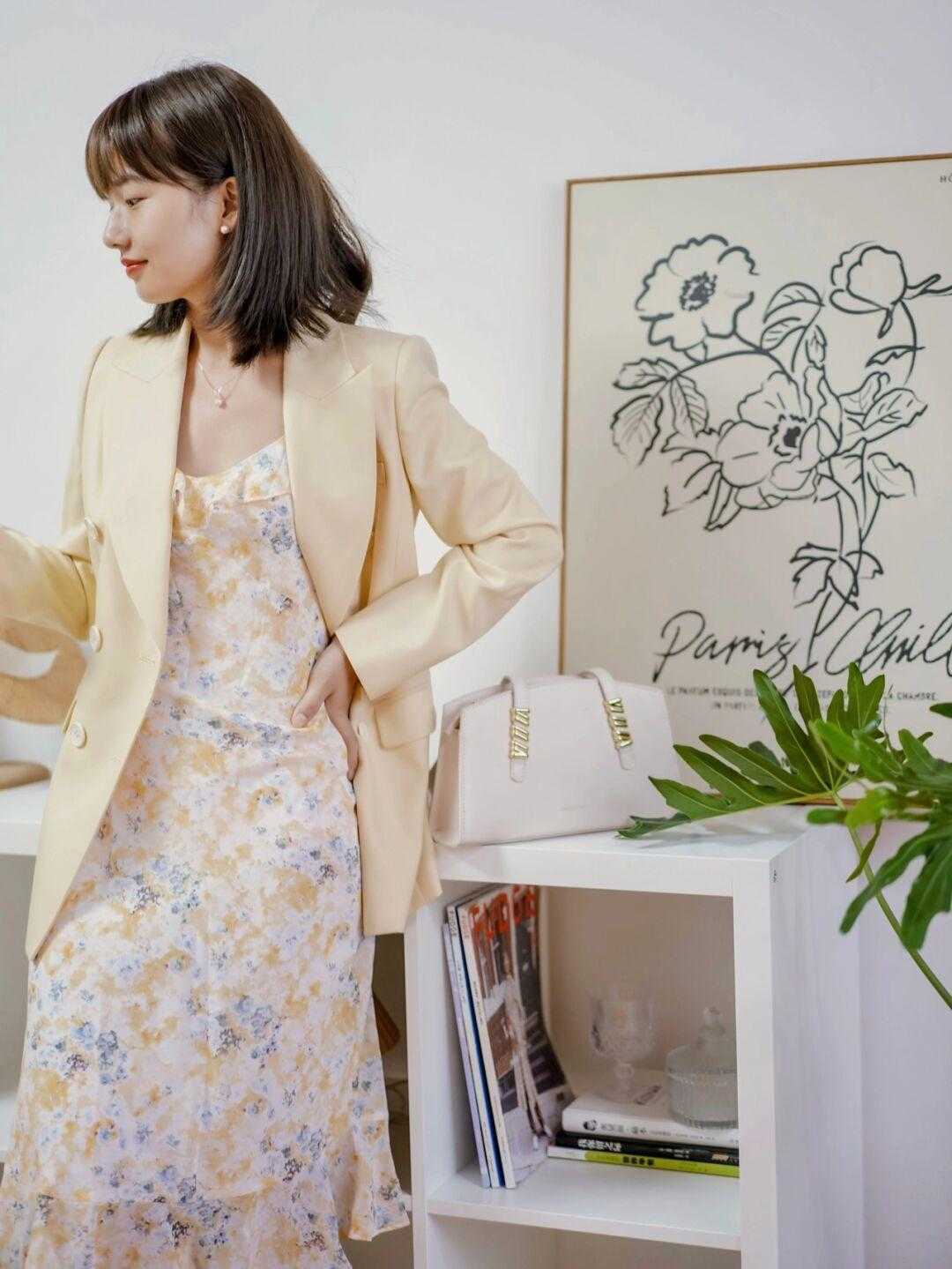 颜色 秋天火了一种穿法，叫“西装搭配连衣裙”，甜美温柔有气质，洋气