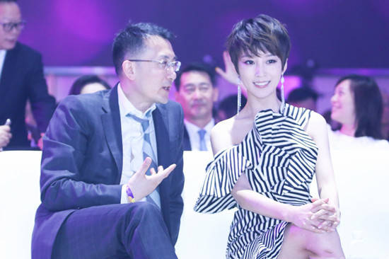 卡通 百亿演员吴京娇妻走机场真奢侈，穿2万卡通卫衣，跟记者打招呼好温柔