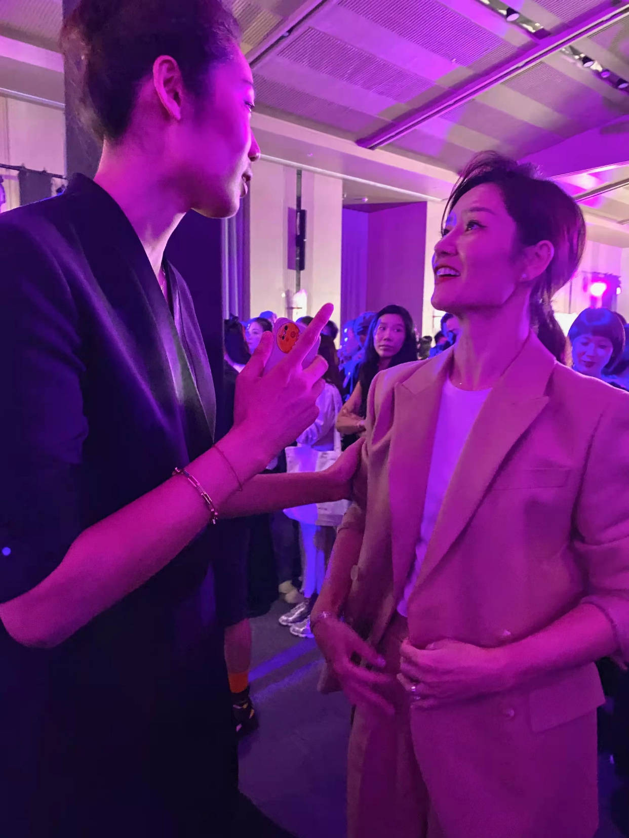 中國女排|酷勁十足！女排隊長亮相時裝周，李娜仰視朱婷夢幻聯(lián)動，巨星聚首