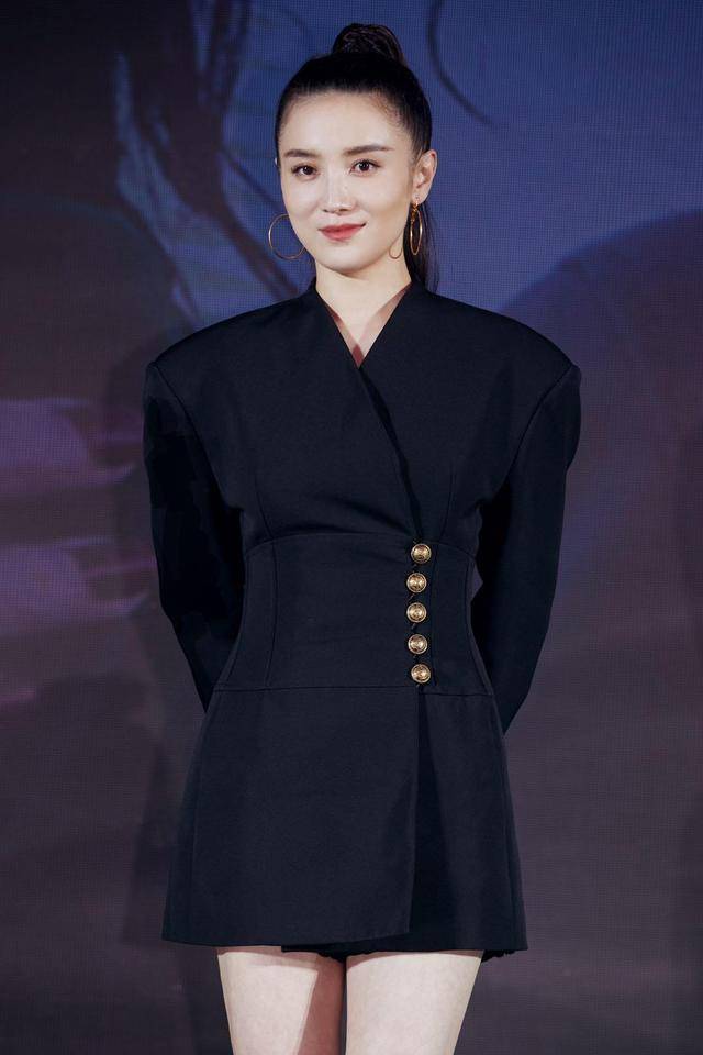 宋佳 宋佳真会穿，身穿黑色连衣裙简约大气，意外穿出了气质女神范