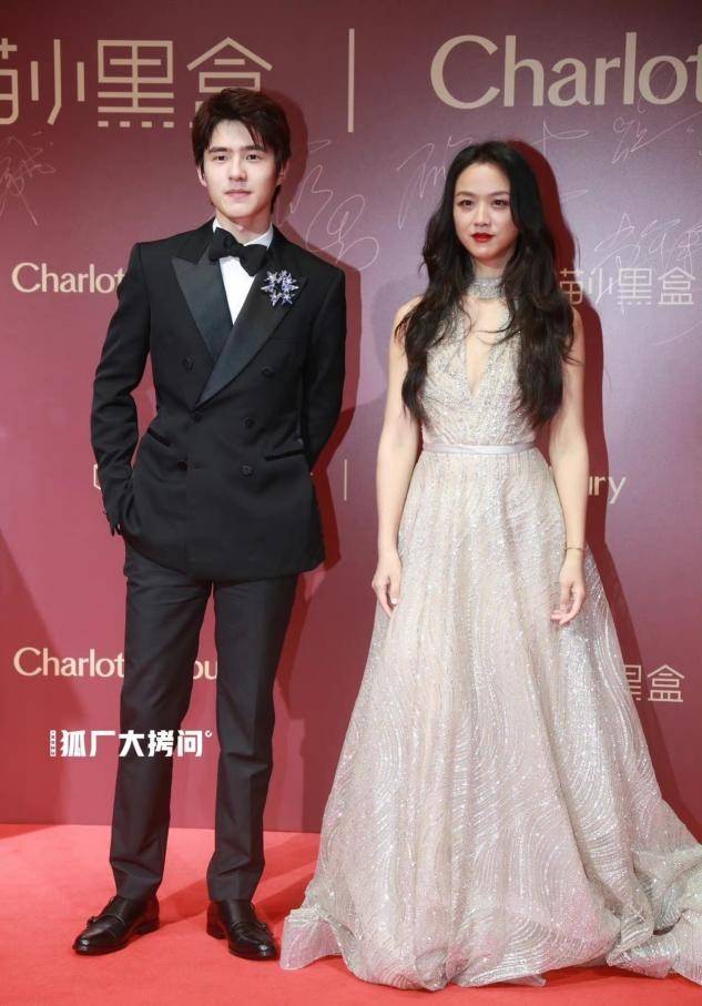 显得 汤唯的性感永远秀的这么高级，浅绿西装小深V，卷发红唇韵味拉满