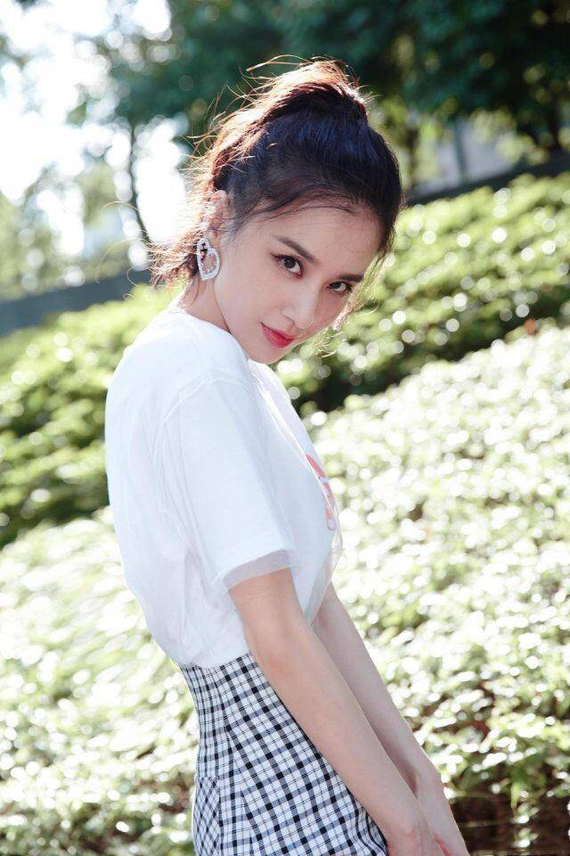 马尾 黄圣依太有“小心机”，格纹半身裙中间短两边长，不经意间秀美腿