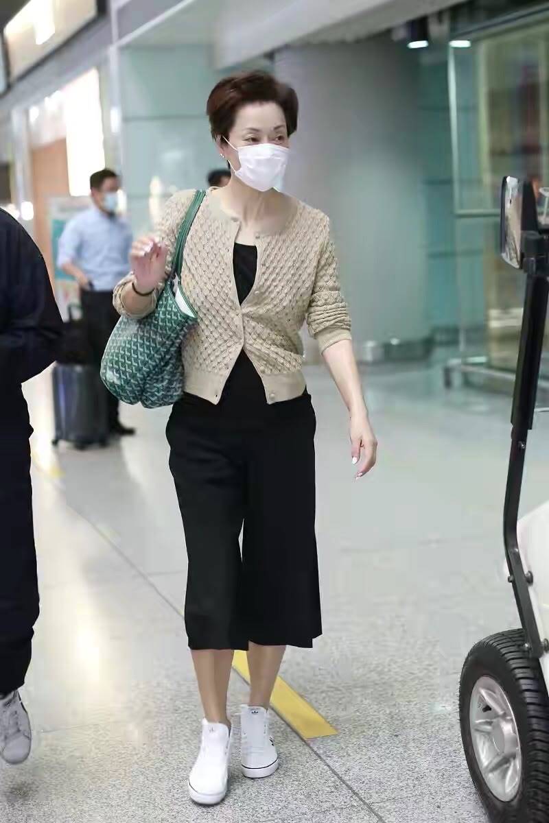 配饰 毛阿敏越老越潮，穿一身黑还扎个小揪揪，瘦成“麻杆”也有大姐范