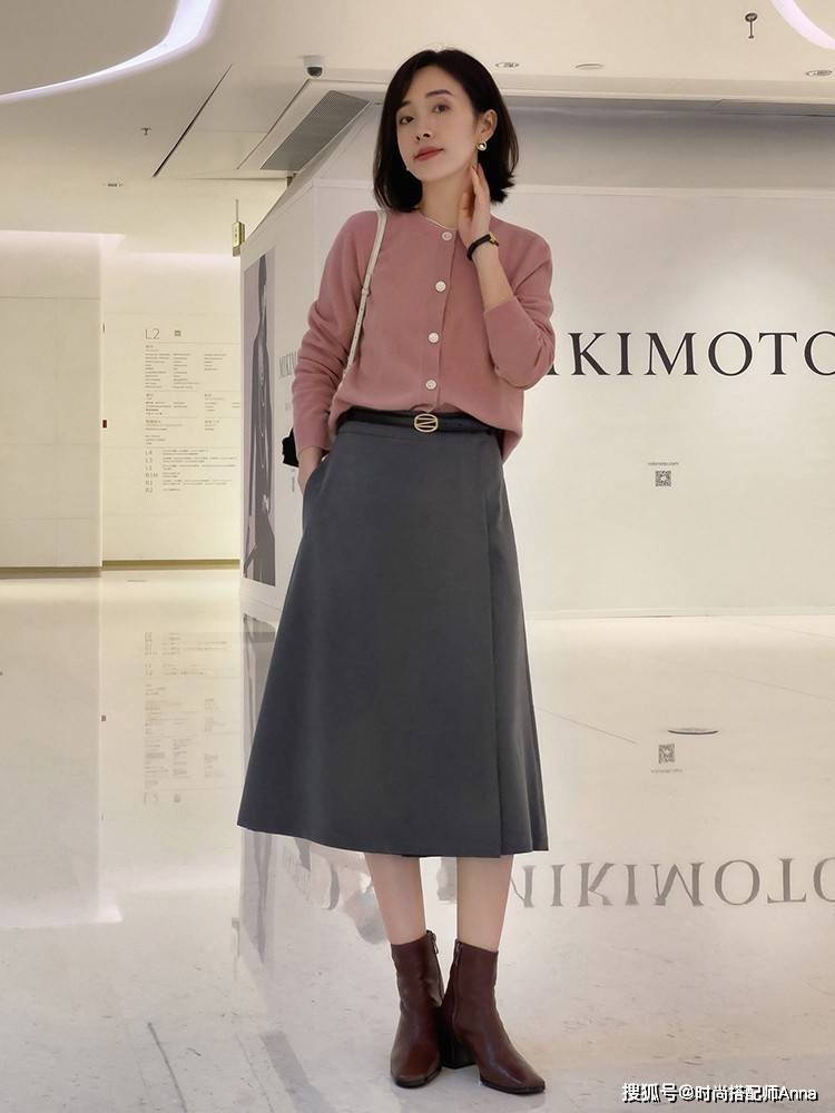 季节 “毛衣”不要老搭配牛仔裤,太土了!试试这样穿,时髦保暖有气质