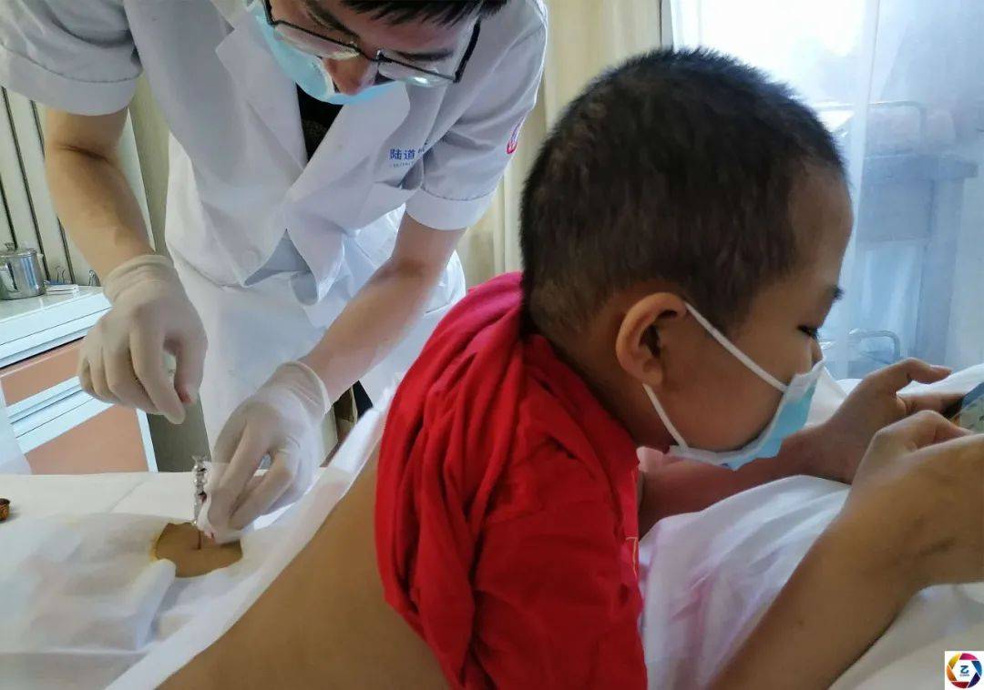 一家人|福建十岁男孩一边做骨穿一边玩手机，一副淡定的样子让人心疼