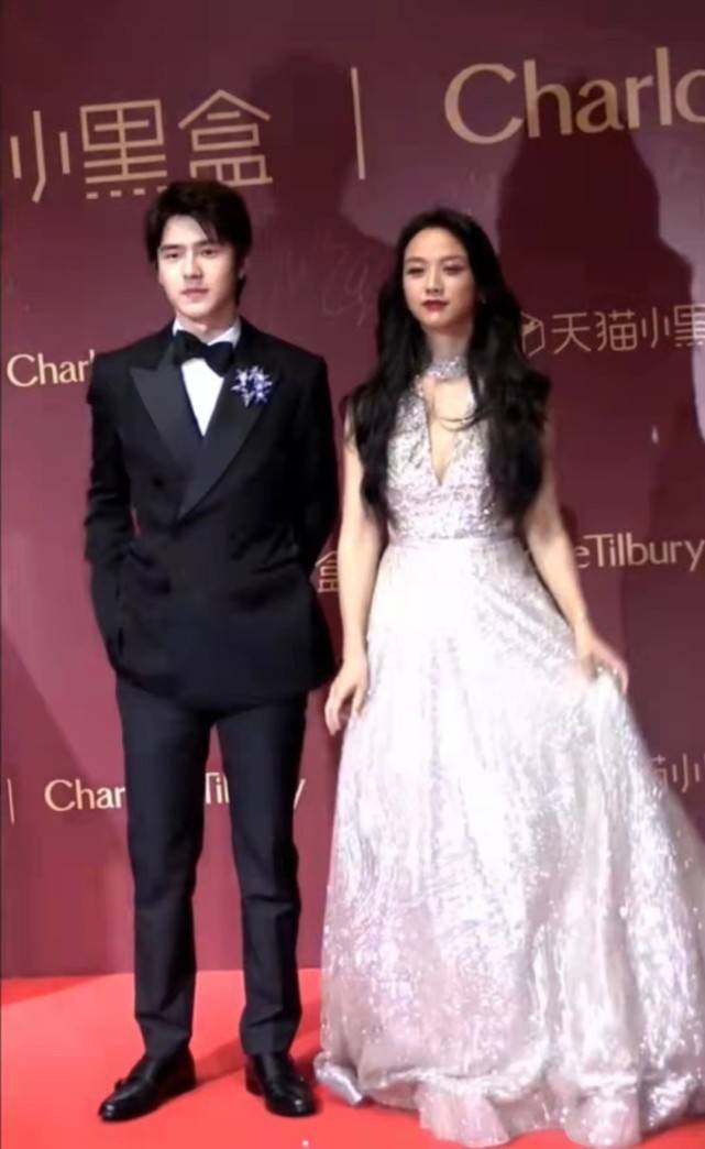 色彩 汤唯脱下礼服赶飞机!穿格纹西装戴中国红口罩心情大好,颜值绝了