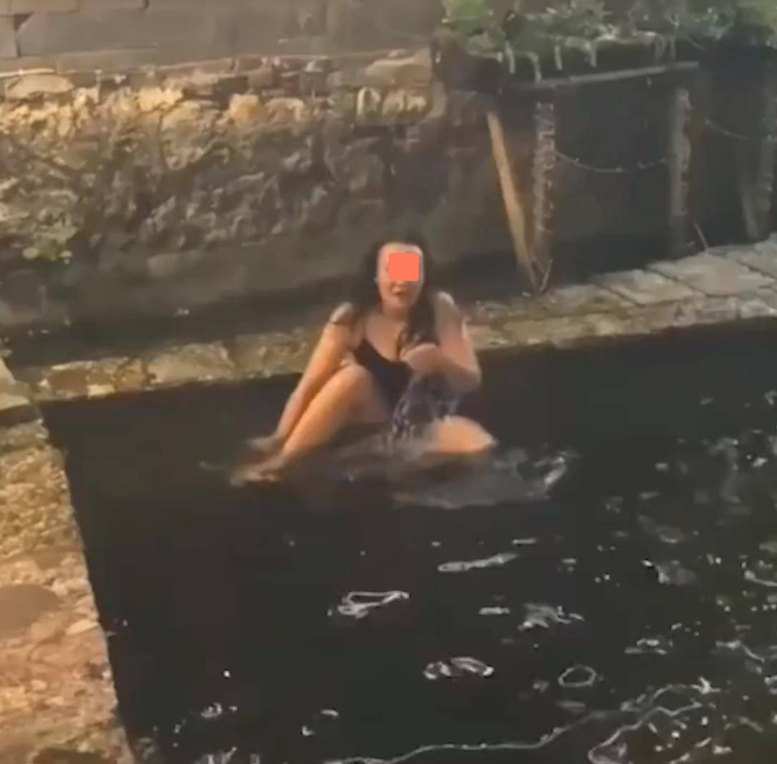 云南一女子穿着清凉坐在井水中，游客走近一看，让他瞬间不淡定了